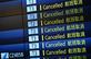 Uma placa mostra voos cancelados no piso de desembarque do terminal internacional no aeroporto de Haneda, em Tquio, em 3 de abril de 2020. - CHARLY TRIBALLEAU / AFP