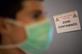 Um profissional de sade passa por uma placa com a inscrio ''Risco biolgico, aviso, zona contaminada'' na entrada de um ginsio usado como centro de descontaminao para profissionais liberais de sade e mdicos em casa, em 6 de abril de 2020, em Trignac, oeste da Frana, no 21 dia de um bloqueio na Frana, com o objetivo de conter a propagao da pandemia de COVID-19, o novo coronavrus.  - Loic VENANCE / AFP