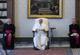 Esta foto do folheto tirada e divulgada em 8 de abril de 2020 pela mdia do Vaticano mostra o Papa Francis (C) falando durante uma audincia privada semanalmente transmitida ao vivo na biblioteca do palcio apostlico do Vaticano, durante o bloqueio destinado a conter a propagao da Infeco por COVID-19, causada pelo novo coronavrus. -  VATICAN MEDIA / AFP