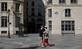 Um casal dana em uma praa vazia no centro de Paris, em 8 de abril de 2020, no vigsimo terceiro dia de um bloqueio na Frana, com o objetivo de impedir a propagao do novo coronavrus COVID-19. - Stefano RELLANDINI / AFP