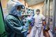 Uma enfermeira coloca seu equipamento de proteo pessoal (EPI) antes de comear a trabalhar na unidade de terapia intensiva para pacientes infectados pelo novo coronavrus COVID-19 no hospital Policlinico di Tor Vergata, em Roma, em 8 de abril de 2020.  - Andreas SOLARO / AFP