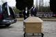Os funcionrios da funerria Bouvy usam mscaras como medida protetora, enquanto respeitam o caixo de uma pessoa que morreu do COVID-19 no cemitrio de Kraainem em 8 de abril de 2020 em Bruxelas antes da cerimnia de enterro sem parentes presentes por razes sanitrias.  - Kenzo TRIBOUILLARD / AFP