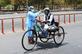 Um profissional de sade verifica a temperatura corporal de um homem com deficincia de mobilidade durante um bloqueio nacional imposto pelo governo como uma medida preventiva contra o coronavrus COVID-19 em Ahmedabad em 8 de abril de 2020.  - SAM PANTHAKY / AFP