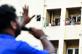 Os moradores assistem das janelas de seus apartamentos uma banda de msica formada por funcionrios da Marinha do Sri Lanka enquanto tocam fora de um complexo habitacional durante um bloqueio nacional imposto pelo governo como medida preventiva contra o coronavrus COVID-19, em Colombo, em 9 de abril de 2020.  -  ISHARA S. KODIKARA / AFP