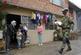 Soldados colombianos entregam comida para famlias em uma favela de Bogot, em 23 de abril de 2020, em meio ao surto de coronavrus (COVID-19). - Raul Arboleda / AFP