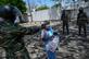 Um pessoal de segurana verifica a temperatura corporal de um pedestre durante um bloqueio nacional imposto pelo governo como uma medida preventiva contra o coronavrus COVID-19, em Colombo, em 23 de abril de 2020. - Ishara S. Kodikara / AFP