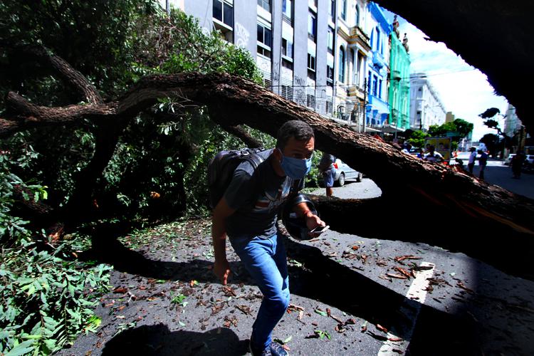 CORONAV�RUS: Veja as fotos do dia 27 de Abril de 2020