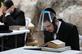 Judeus ultraortodoxos usando equipamento de proteo e observando o distanciamento social em meio  pandemia do COVID-19, estudam o Talmud e a literatura rabnica em um Kollel improvisado ao ar livre (local de encontro para estudos religiosos) em um parque em seu bairro ultraortodoxo em Jerusalm, em maio 11 de 2020. Foto: - MENAHEM KAHANA / AFP