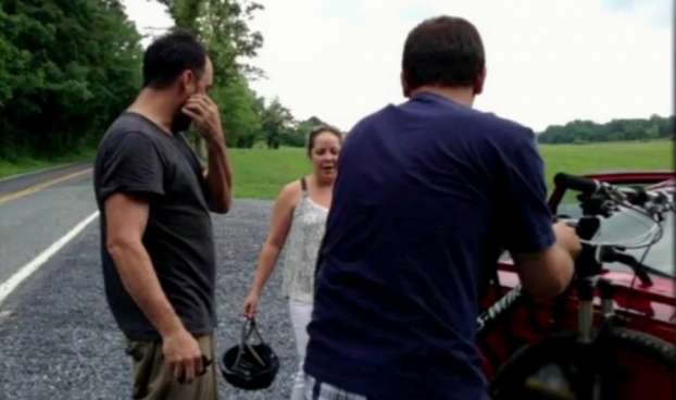 Dave Matthews pedalava quando sua bicicleta quebrou. Uma fã que possuía um "bike rack" no carro deu carona para o músico. Foto: Reprodução (Reprodução) Dave Matthews pedalava quando sua bicicleta quebrou. Uma fã que possuía um "bike rack" no carro deu carona para o músico. Foto: Reprodução (Reprodução)