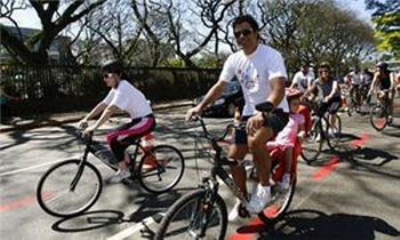 Agora Raí é adepto das bicicletas e do transporte público. Foto: Reprodução (Reprodução) Agora Raí é adepto das bicicletas e do transporte público. Foto: Reprodução (Reprodução)