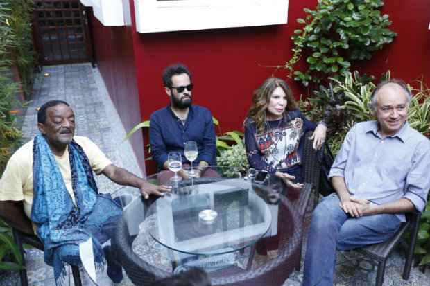 Nan Vasconcelos, Marcelo Jeneci, Elba Ramalho e Srgio Campello, em encontro no Vasconcelos's. Foto: Jo Vicente (Cria/SA)/Divulgao
