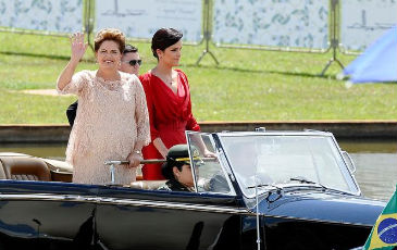 Presidente desfilou em carro aberto na Esplanada ao lado da filha Paula. Foto: Edilson Rodrigues/Agncia Senado