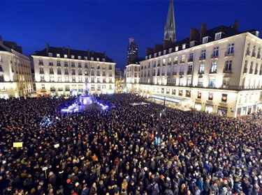 Em Nantes, cidade da Frana, milhares de pessoas tambm se manifestam aps o ataque  revista semanal Charlie Hebdo. Foto: Georges Gobet/AFP