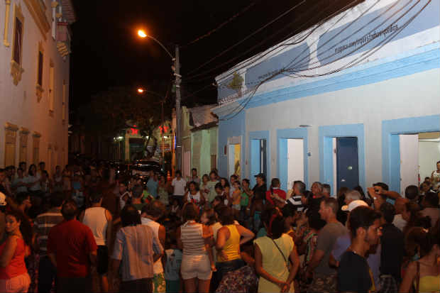 Grupo de pessoas na Rua do Amparo (Edvaldo Rodrigues/DP/D.A Press)