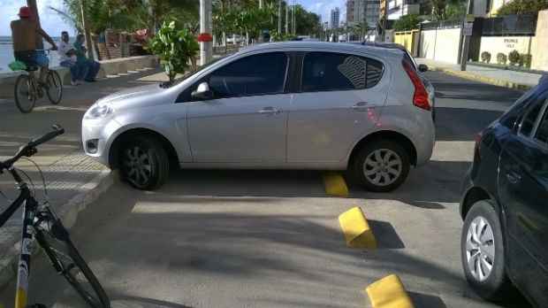 Ciclovia tomada por carros obriga ciclistas a andarem na calada. Foto:Eduarda Santos/Cortesia/WhatsApp