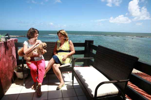Marina Didier e a me aproveitam a varanda com vista para o mar. Foto: Bernardo Dantas/DP/DA Press 