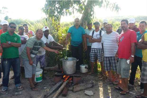 Operrios do consrcio Coeg fazem panelada para denunciar falta de pagamento de vale-alimentao. Foto: Sintepav-PE/Divulgao