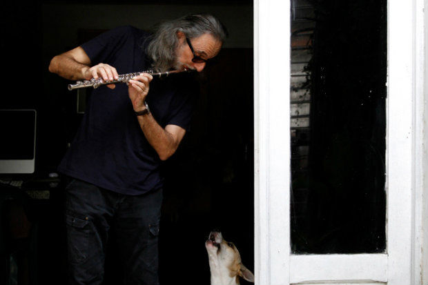 Z da Flauta toca para seu amigo canino, Firula. Foto: Blenda Souto Maior/DP/D.A Press