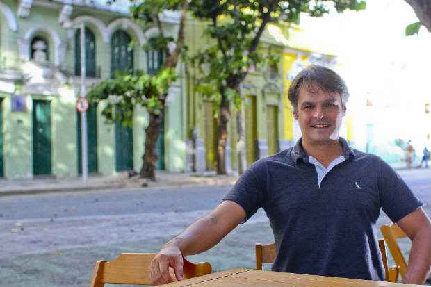 Paulo Barros, dono do restaurante Sansa, destaca a ciclofaixa como atrativo. Foto: Guilherme Verssimo/DP/D.A Press