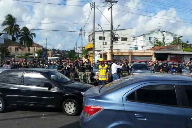 Policias militares em mobilizao contra morte do sargento, no Curado. Foto: WhatsApp/Cortesia