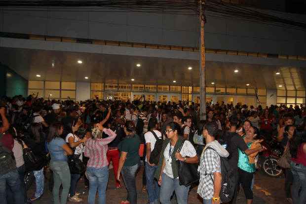 Os trabalhadores foram retirados do prdio e quem chegava recebia a informao de que aguardasse a orientao sobre o retorno da atividade. Foto: Edvaldo Rodrigues/DP/ D. A Press