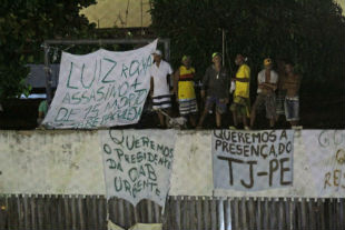 Movimentao dos detentos seguiu durante a noite no Curado. Foto: Roberto Ramos/DP/D.A Press