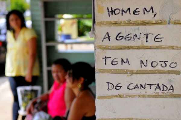 Frases do movimento grafada em uma parada de nibus. Foto: Carlos Vieira/CB/D.A. Press