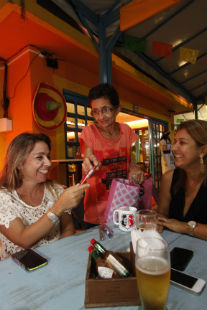 Teresa vende para um pblico cativo e novos clientes. Foto:Ricardo Fernandes/DP/D.A Press