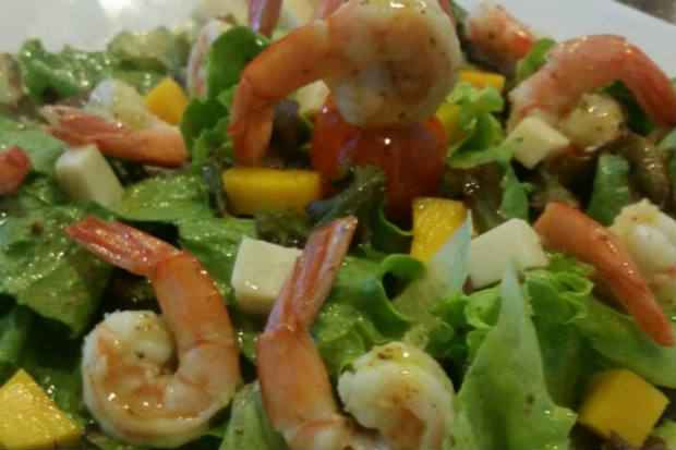 Salada Tropical de Camaro leva diversos ingredientes, como folhas, tomates cereja, palmito, manga e molho de mostarda e mel. Foto: Casa do Mar/Divulgao