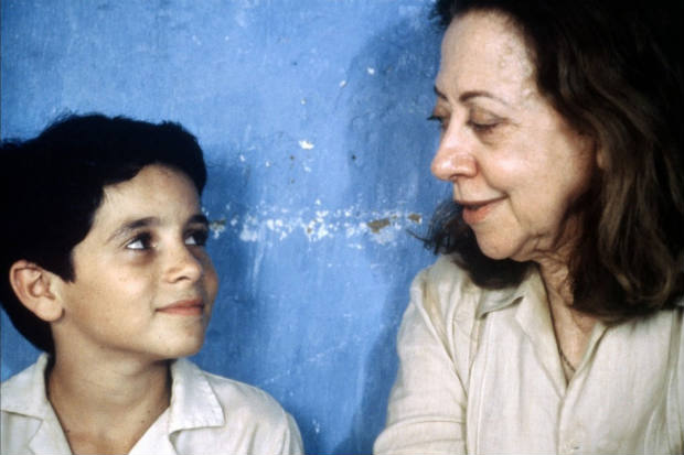 Fernanda Montenegro e o pequeno Vincius de Oliveira,  poca da gravao de "Central do Brasil" no estado. Crdito: VideoFilmes/Divulgao