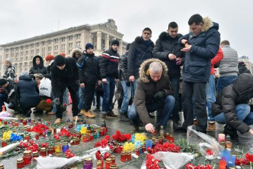 Ucranianos homenageiam vtimas de bombardeios  (Sergei Supinsky/AFP)