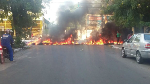 Comunidade queimou entulhos para interromper o trnsito. Foto: Bernardo Silva/WhatsApp/Cortesia