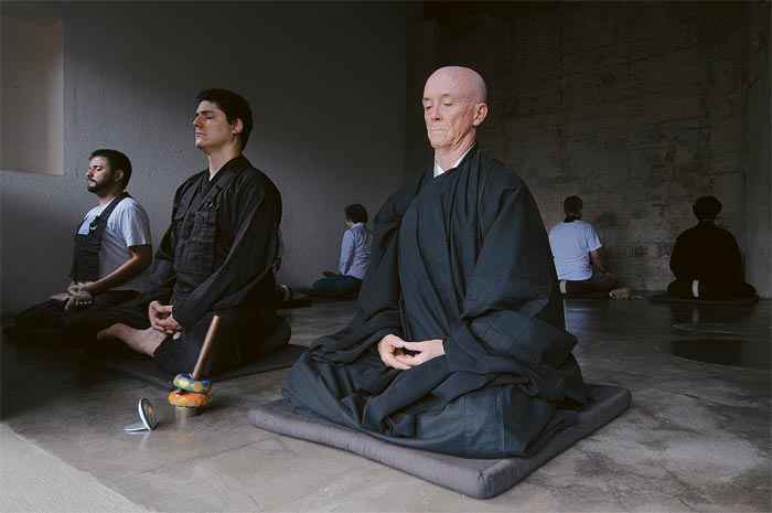 Grupo se rene em Belo Horizonte para a prtica de meditao zen-budista coordenado pelo monge Napoleo Gontijo: foco na respirao. Foto: Tulio Santos/EM/D.A Press