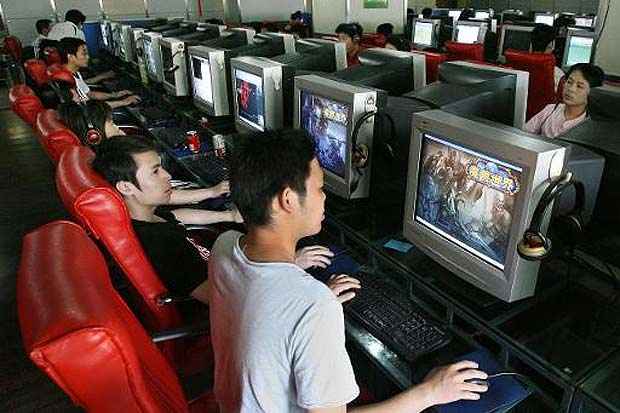Jovens chineses jogam online em computadores em um caf em Xangai, China. Foto: Mark Ralston/AFP Photo/Arquivos 