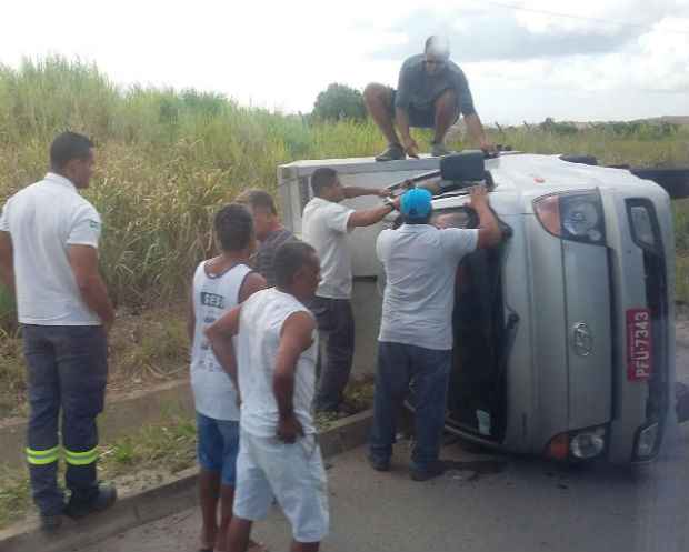Populares tentam tirar motorista de dentro do veculo. Foto: WhatsApp/Cortesia