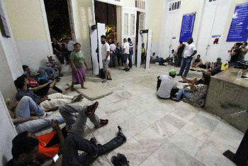 Cerca de 60 ambulantes passaram a noite no local. Foto: Edvaldo Rodrigues/DP/D.A Press