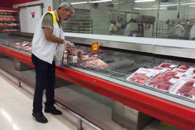 Em nova operao, Vigilncia Sanitria e Procon-PE apreenderam carne estragada no Extra da Rua Benfica. Foto: Secretaria de Sade do Recife/Divulgao