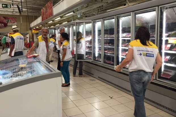 Inspees da Vigilncia Sanitria flagraram alimentos descongelados sendo vendidos nas unidades do Extra e Bompreo. Foto: Secretaria de Sade do Recife/Divulgao