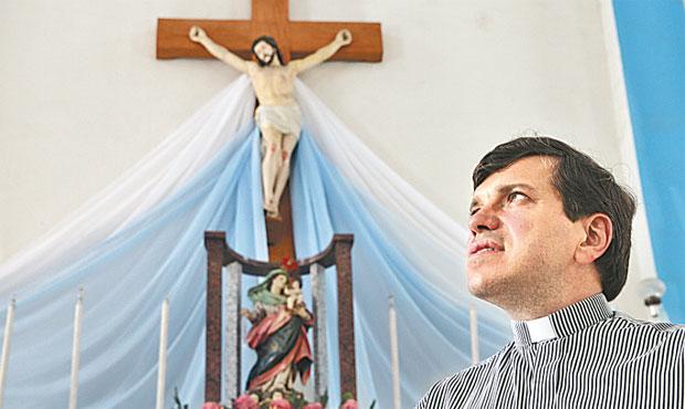 Frei Damio Silva apresenta o programa religioso. Foto: Alcione Ferreira/DP/D.A Press