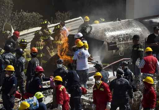 Socorristas trabalha em tragdia causada por uma exploso em hospital em Cuajimalpa, Cidade do Mxico. Foto: AFP RONALDO SCHEMIDT 