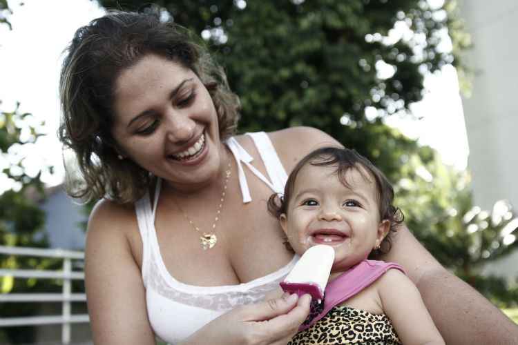 Juliana Carvalho faz peitol para sua filha Julia desde que ela tinha quatro meses de idade. Foto: Blenda Souto Maior/DP/D.A Press