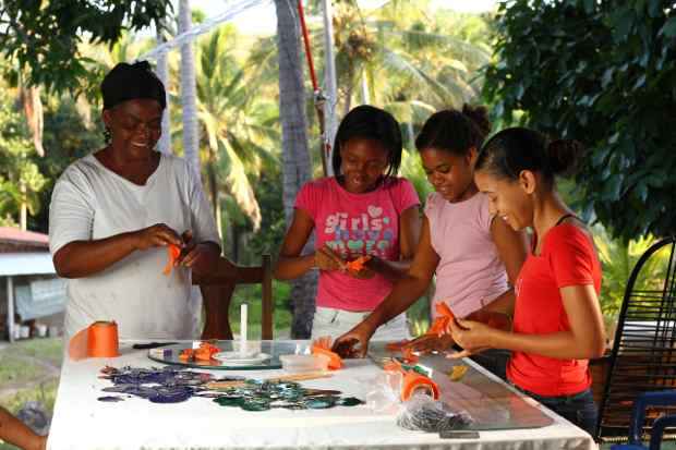 A marisqueira urea e as filhas dedicam as tardes  confeco das vassourinhas que compem o rabo do Galo  (Paulo Paiva)