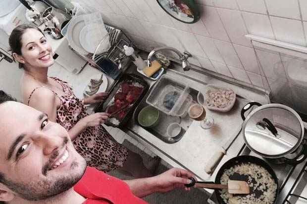 João Vítor e Marjorie fazem experimentos juntos na cozinha. João Vitor Farias/Arquivo pessoal João Vítor e Marjorie fazem experimentos juntos na cozinha. João Vitor Farias/Arquivo pessoal