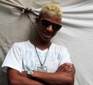 Gleison Douglas retoca o tom do cabelo com frequncia e gosta de usar colares de prata.. Foto: Annaclarice Almeida/DP/DA Press (Gleison Douglas retoca o tom do cabelo com frequncia e gosta de usar colares de prata.. Foto: Annaclarice Almeida/DP/DA Press)