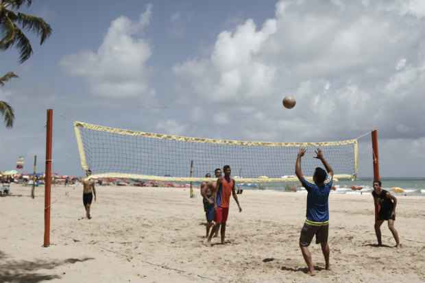 Pblico aproveita para praticar esportes na areia. Foto: Blenda Souto Maior/DP/DA Press