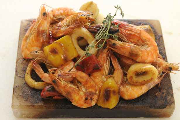 Mariscos e frutos do mar são algumas das opções que podem ser preparadas na pedra. Foto: Jair Amaral/EM/D.A Press Mariscos e frutos do mar são algumas das opções que podem ser preparadas na pedra. Foto: Jair Amaral/EM/D.A Press