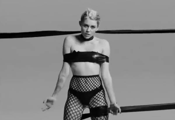 Na verso do festival, Miley aparecer completamente nua em "Tongue tied". Crdito: YouTube/Reproduo
