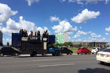 Na Esplanada dos Ministrios, em Braslia, manifestantes lembraram as vtimas da chacina (Cortesia)