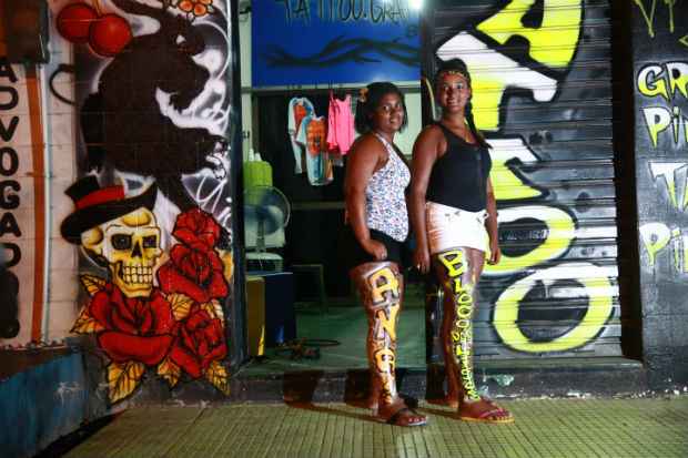 Ana Paula Maria Frana e Kennya Ferreira pintam as pernas para sair no Bloco dos Lisos. Foto: Bernardo Dantas/DP/D.A Press. (Crdito: Bernardo Dantas/DP/D.A Press.)