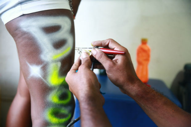 Tinta é atóxica, segundo os grafiteiros, e dura até uma semana na pele. Foto: Bernardo Dantas/DP/D.A Press. (Crédito: Bernardo Dantas/DP/D.A Press.) Tinta é atóxica, segundo os grafiteiros, e dura até uma semana na pele. Foto: Bernardo Dantas/DP/D.A Press. (Crédito: Bernardo Dantas/DP/D.A Press.)